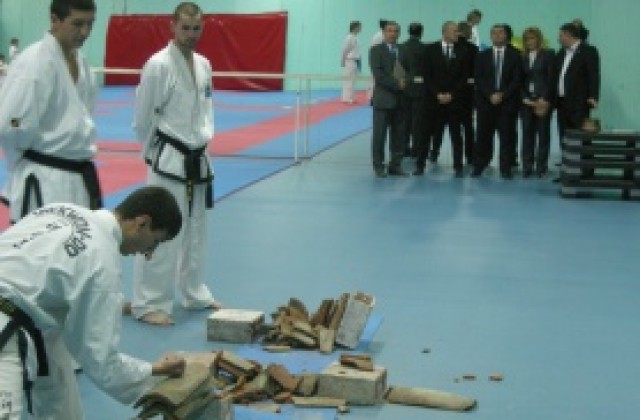 Свилен Нейков откри реновирана спортна зала в Перник