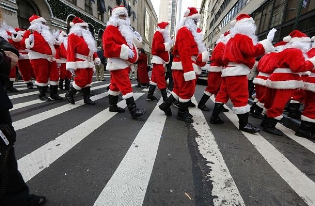 Парадът на дядоколедовците преброди Ню Йорк за 110 година