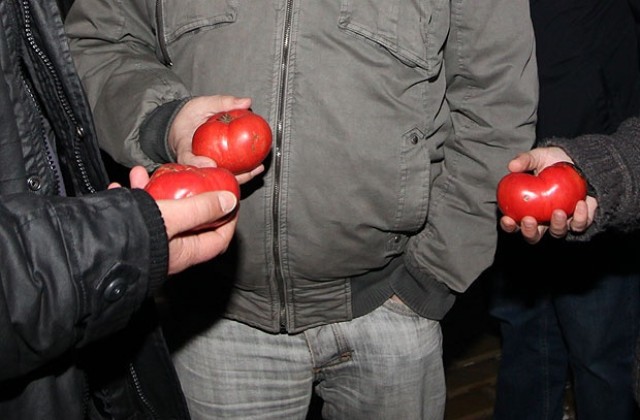 Протестиращи замеряха Народното събрание с домати