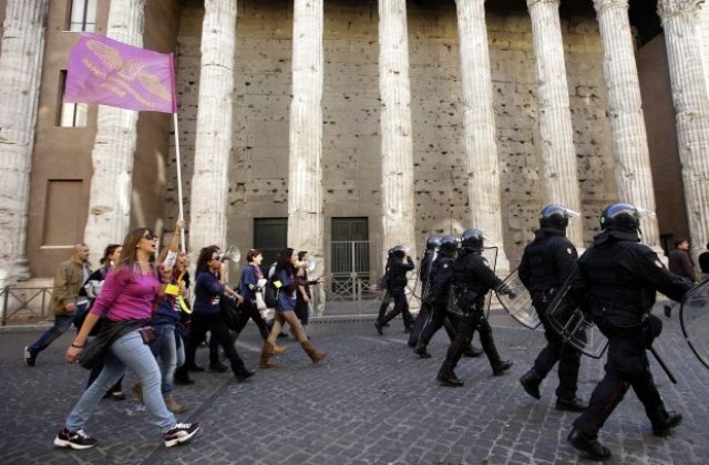 Гимназисти и преподаватели протестират в Италия срещу драстичните икономии