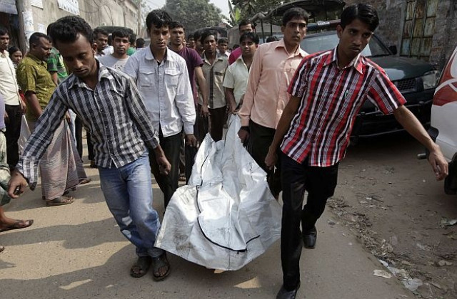 Най-малко 13 загинали при срутване на строящ се надлез в Бангладеш