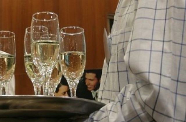 Търсят сервитьори и готвачи