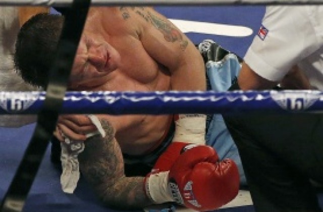 ВИДЕО: Рики Хатън загуби от Вячеслав Сенченко и отново се отказа от бокса