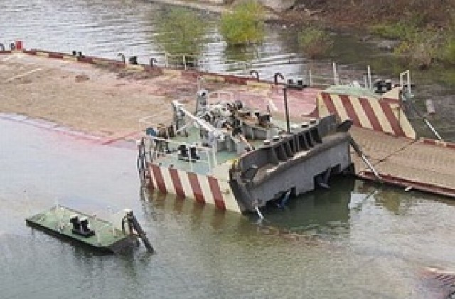 Водолази подготвят операцията по изваждане на горивото от потъналия кораб край Русе