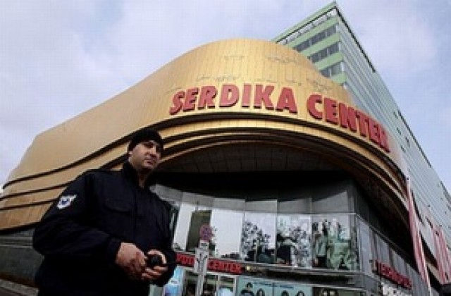 Сигнал за бомба отново затвори столичен мол