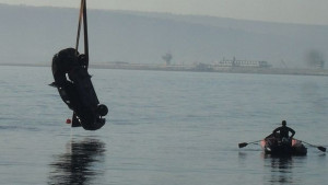 Кола потъна в морето момче загина