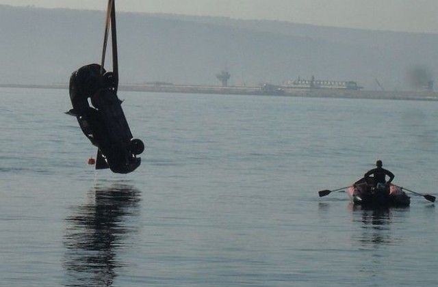 Кола потъна в морето, момче загина