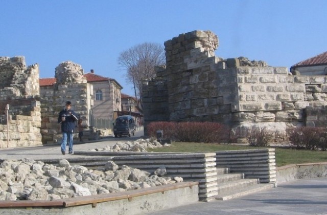 Човек на ЮНЕСКО огледа Несебър