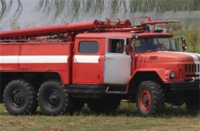 Изгоряха животни, спасиха фураж при пожар в село Правда