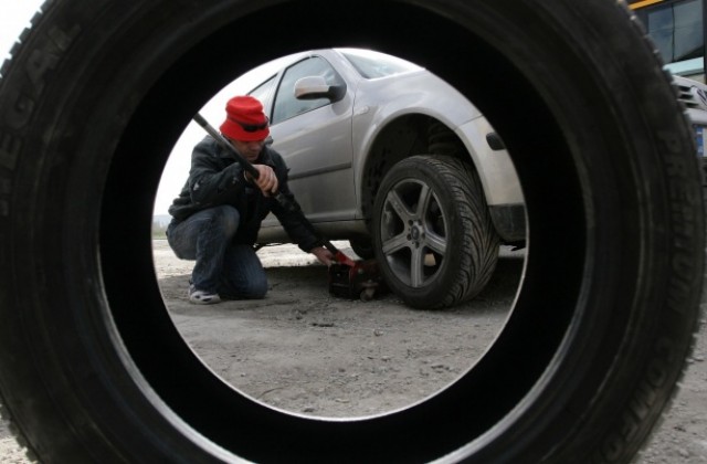 Варненските данъчни погнаха гумаджийниците