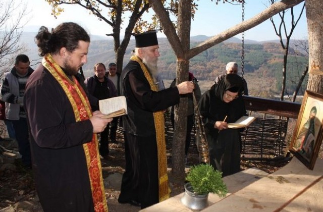 Параклис на Св. Теодосий Търновски осветиха край Килифаревския манастир