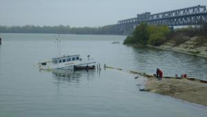 Източват горивото от потъналия кораб