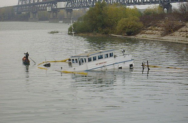 Източват горивото от потъналия край Русе кораб