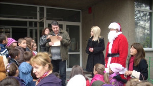 Дядо Коледа и джуджета подаряват елхи на великотърновските училища