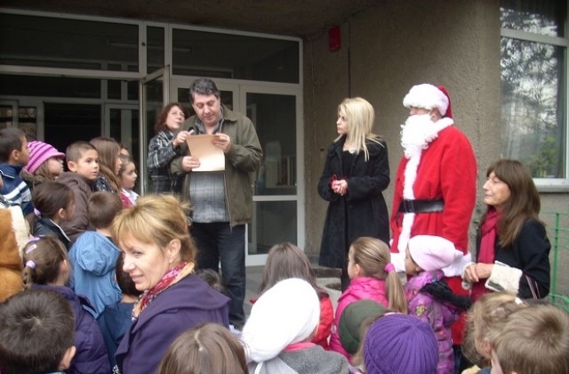 Дядо Коледа и джуджета подаряват елхи на великотърновските училища