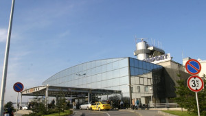 Автомат продава билети за градския транспорт на столичния аеропорт