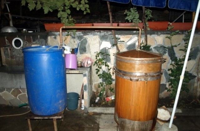 Данъчните погнаха и казаните за ракия