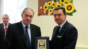 Плакет за принос към образованието получи директорът на ПГМЕТ в