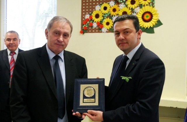 Плакет за принос към образованието получи директорът на ПГМЕТ в Севлиево