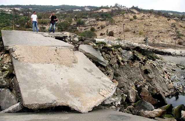 Свлачището край Кранево продължава да застрашава пътя Варна-Балчик