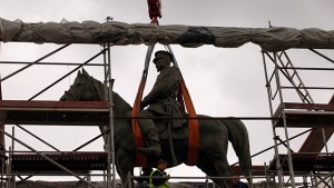 Върнаха паметника на Цар Освободител откриват го догодина
