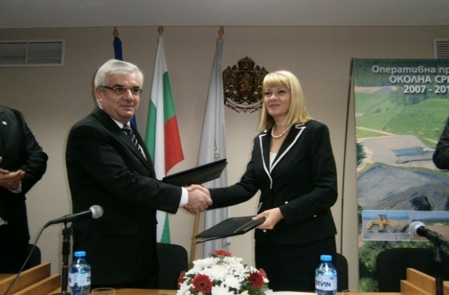 Нона Караджова и проф. Стойков подписаха договора за депото за отпадъци