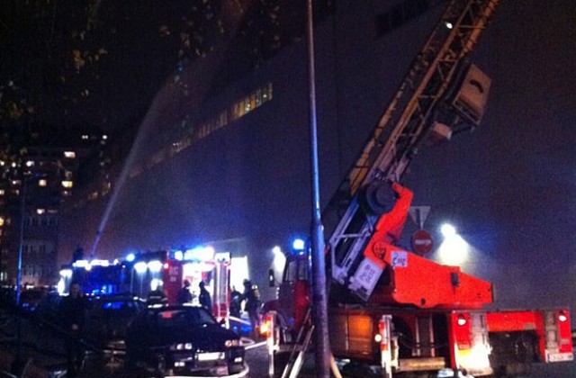 Разчистват отломките след пожара в мола на бул. „Ал. Стамболийски”