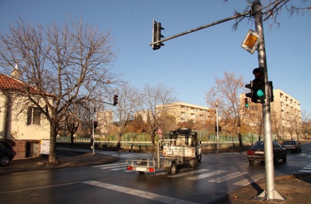 Подмениха най-стария светофар, два нови до края на годината