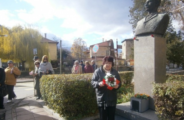 Кюстендилци поднесоха венци и цветя на паметника на Тодор Ангелов-Божаната