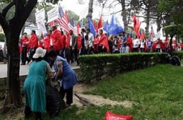 Гневни сръбски националисти изгориха знамена на ЕС и САЩ