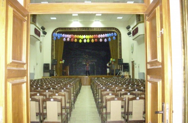 Известни артисти на сцената на Военния клуб