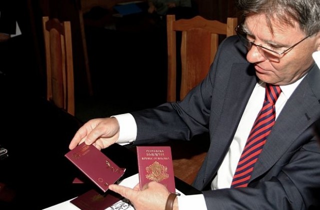 Близо 900 души са получили българско гражданство през 2010 г.