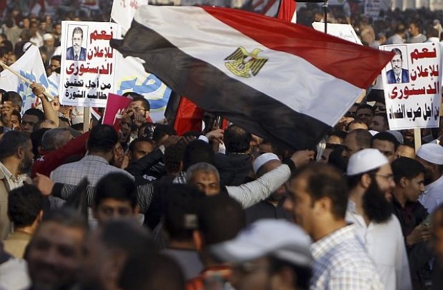 Един загинал и десетки ранени от паднало дърво по време на митинг в Кайро