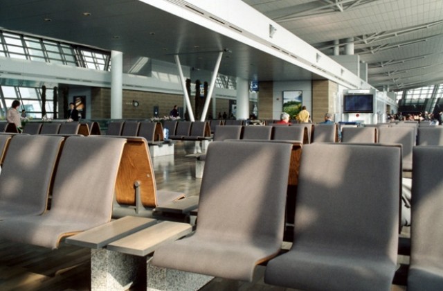 Гръцко-българско семейство месеци наред живее на летището в Мюнхен