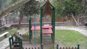 В Ново село се радват на модерна детска площадка искат