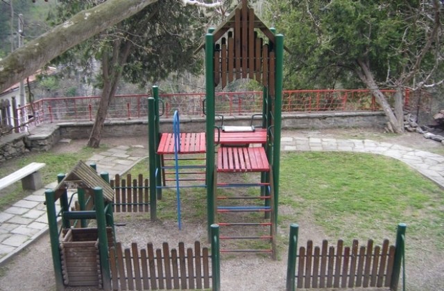 В Ново село се радват на модерна детска площадка, искат среща с електроразпределителното дружество