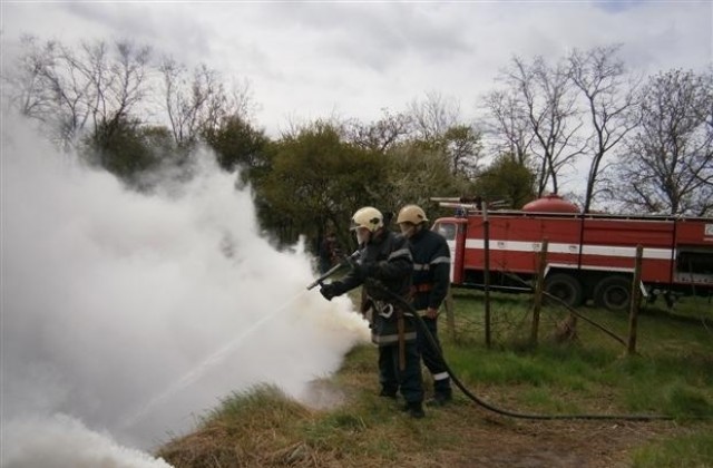 Джип се запали на Шуменското плато, спасиха декар гора от изгаряне