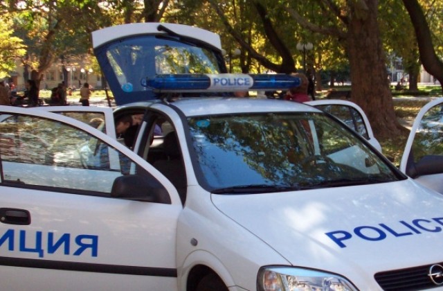 Възрастен мъж заспива на волана насред града