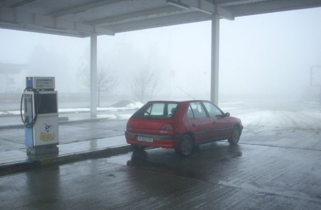 Двама задържани след грабеж на бензиностанция