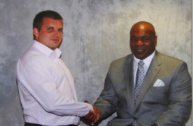 Виктор Азманов с лекция пред студентите във ВТУ