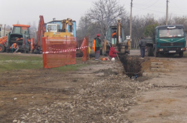 Положиха близо 2000 м тръби от канализацията на Първомайци