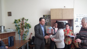 Кметът на Севлиево зарадва с подаръци деца и възрастни с