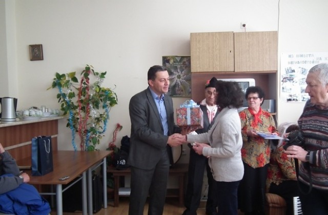 Кметът на Севлиево зарадва с подаръци деца и възрастни с увреждания