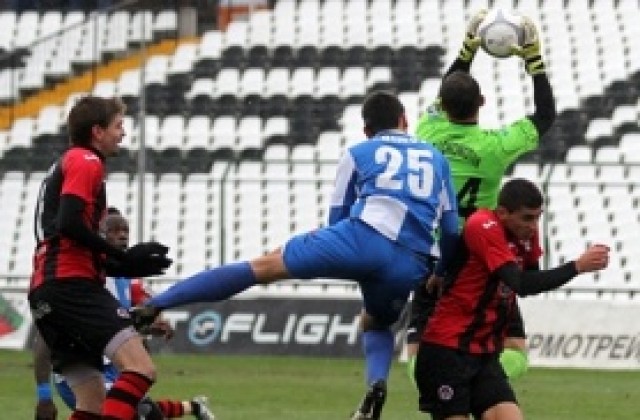 Локо София се пробуди в снега, нанесе първа загуба на Черноморец от септември