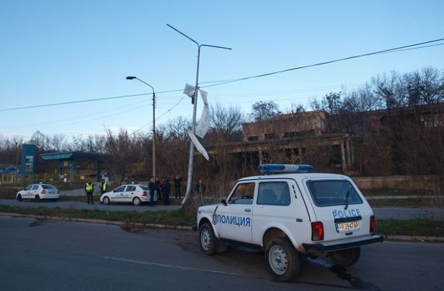 Патрулка бутна уличен стълб в Разград, засякъл я автобус