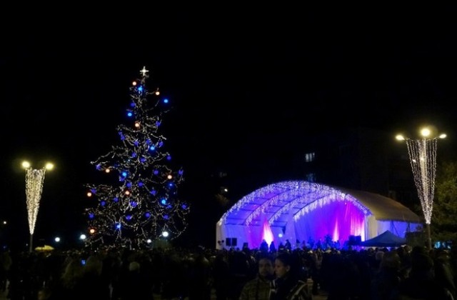 С пищна заря Дядо Коледа запали Дървото на Надеждата в Димитровград