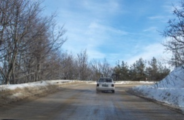 Пет машини почистват пътищата в региона