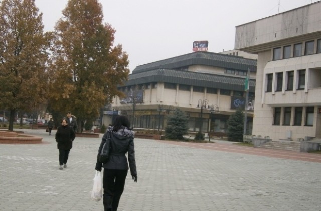 Коледната елха заблестява днес и в Севлиево