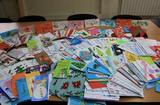 Великотърновският кмет изпраща коледни картички, изработени от деца