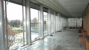 Стъклена витрина падна от фасадата на театъра в Силистра